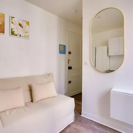 Cosy A 14 Min Du Champ-de-mars
